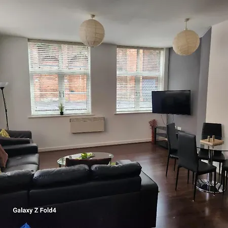 J Quarter - Sleeps 5 Long Term & Families Comfortably, 4 Beds, 2 Bathrooms Apartman *