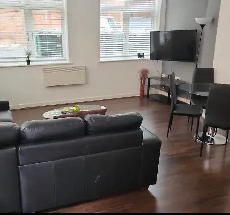 J Quarter - Sleeps 5 Long Term & Families Comfortably, 4 Beds, 2 Bathrooms *