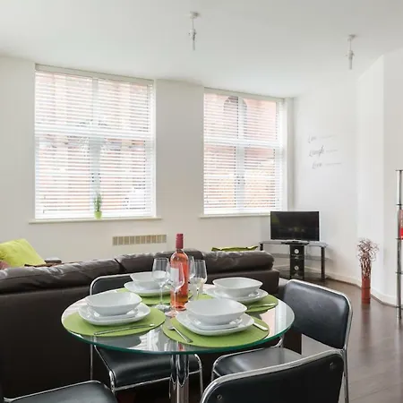J Quarter - Sleeps 5 Long Term & Families Comfortably, 4 Beds, 2 Bathrooms * Birmingham