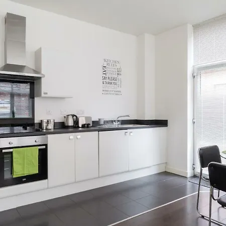 J Quarter - Sleeps 5 Long Term & Families Comfortably, 4 Beds, 2 Bathrooms