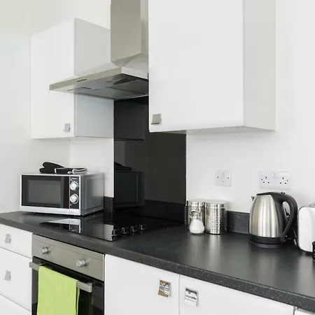 J Quarter - Sleeps 5 Long Term & Families Comfortably, 4 Beds, 2 Bathrooms *